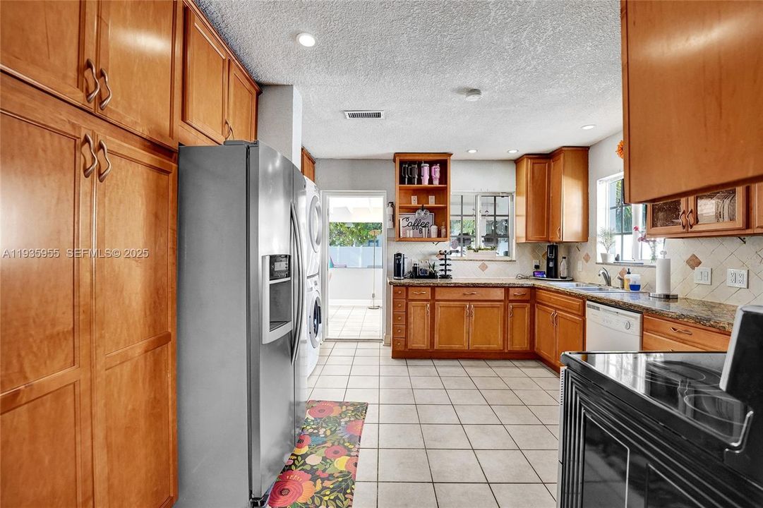 For Rent: $2,700 (2 beds, 1 baths, 1030 Square Feet)