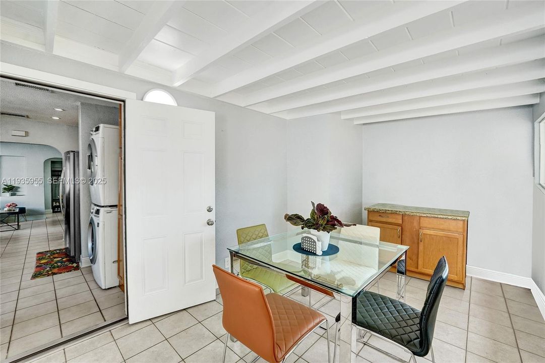 For Rent: $2,700 (2 beds, 1 baths, 1030 Square Feet)