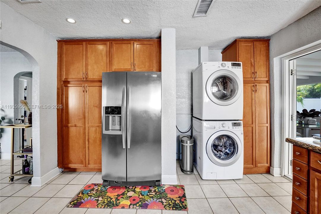 For Rent: $2,700 (2 beds, 1 baths, 1030 Square Feet)