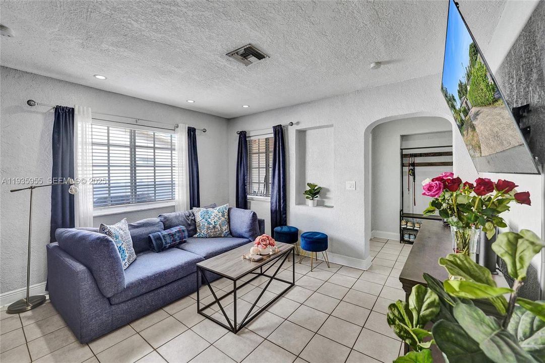 For Rent: $2,700 (2 beds, 1 baths, 1030 Square Feet)