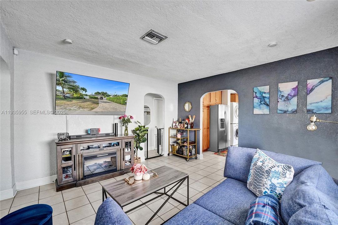 For Rent: $2,700 (2 beds, 1 baths, 1030 Square Feet)