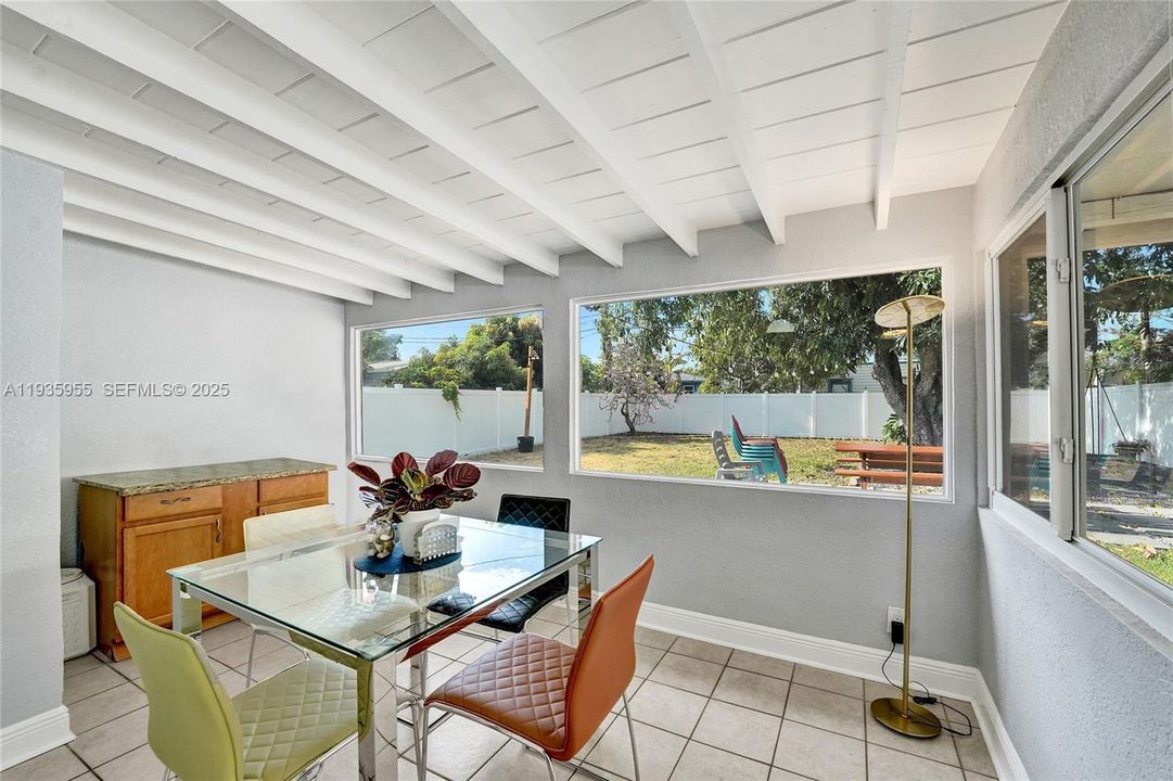 For Rent: $2,700 (2 beds, 1 baths, 1030 Square Feet)