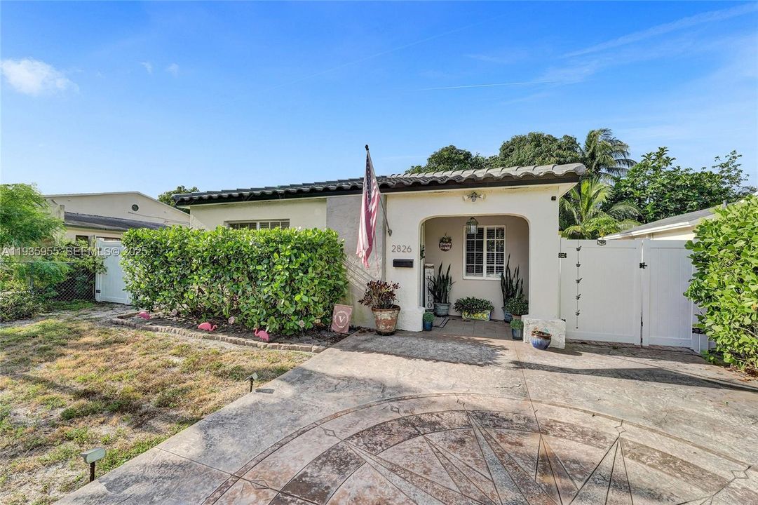 For Rent: $2,700 (2 beds, 1 baths, 1030 Square Feet)