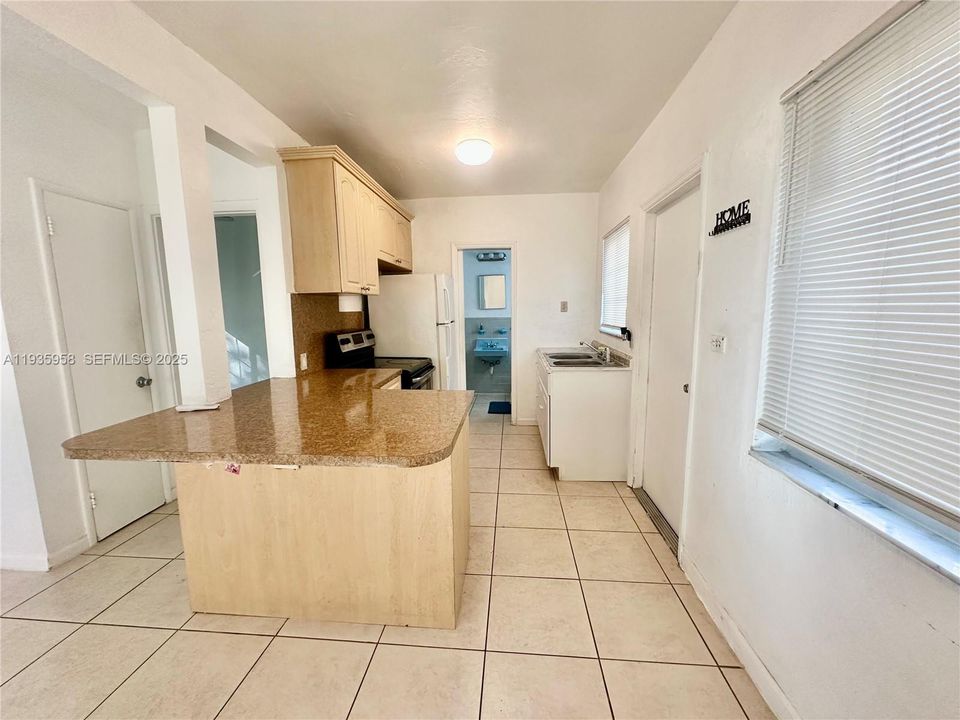 For Rent: $1,500 (1 beds, 1 baths, 720 Square Feet)