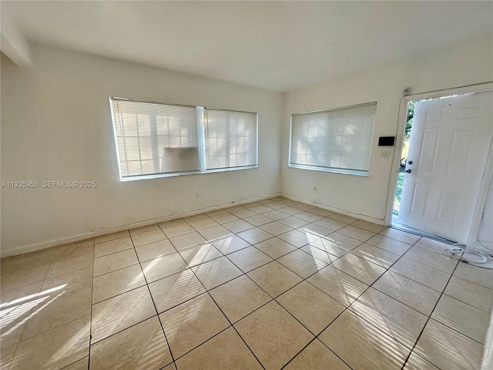For Rent: $1,500 (1 beds, 1 baths, 720 Square Feet)