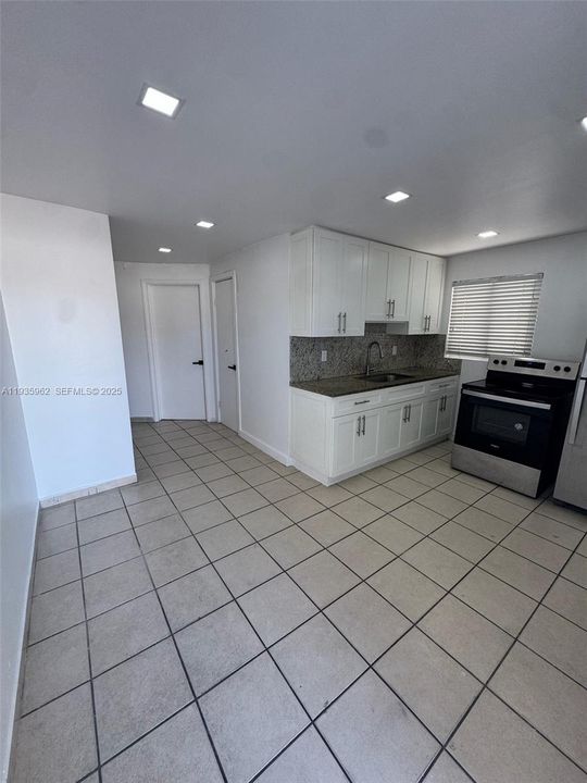 出租: $2,800 (3 贝兹, 1 浴室, 950 平方英尺)