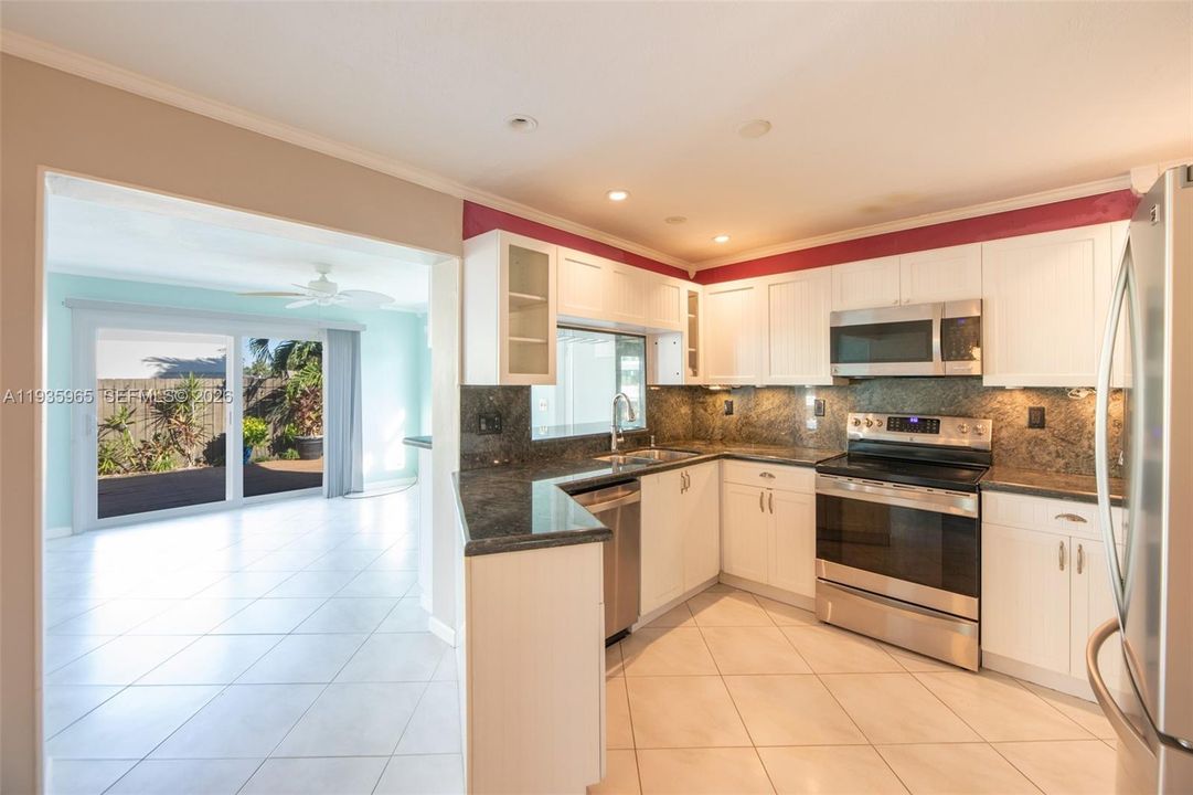 На продажу: $995,000 (3 спален, 2 ванн, 1561 Квадратных фут)