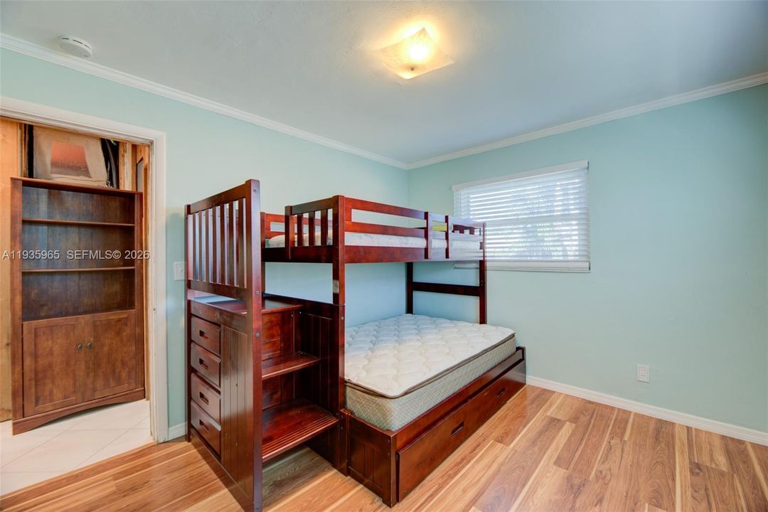 На продажу: $995,000 (3 спален, 2 ванн, 1561 Квадратных фут)