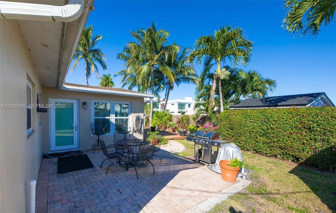 На продажу: $995,000 (3 спален, 2 ванн, 1561 Квадратных фут)