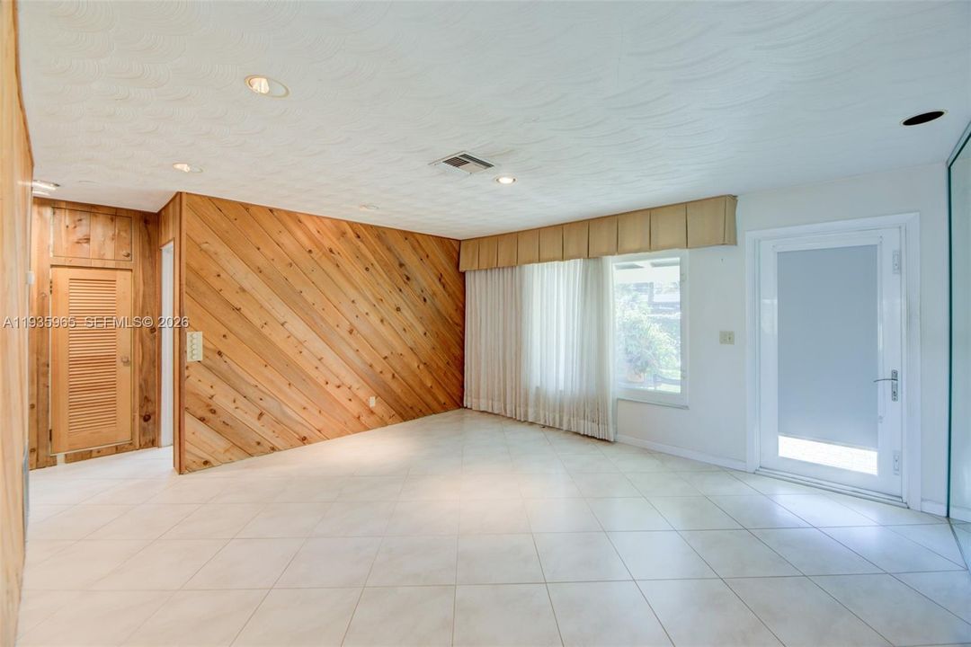 На продажу: $995,000 (3 спален, 2 ванн, 1561 Квадратных фут)