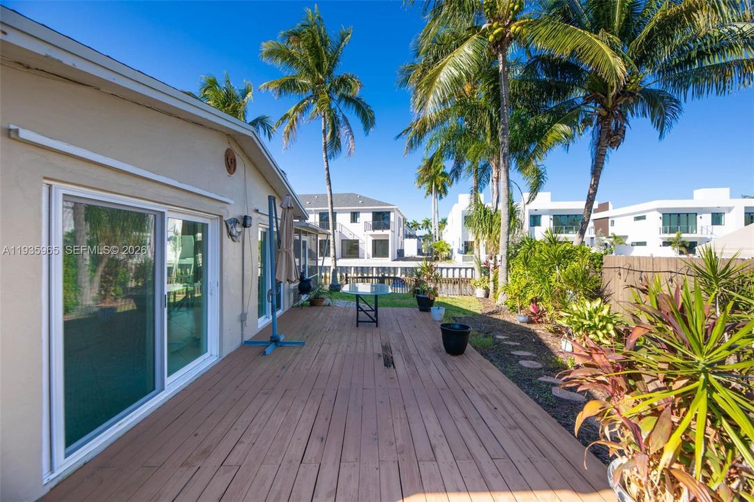 На продажу: $995,000 (3 спален, 2 ванн, 1561 Квадратных фут)