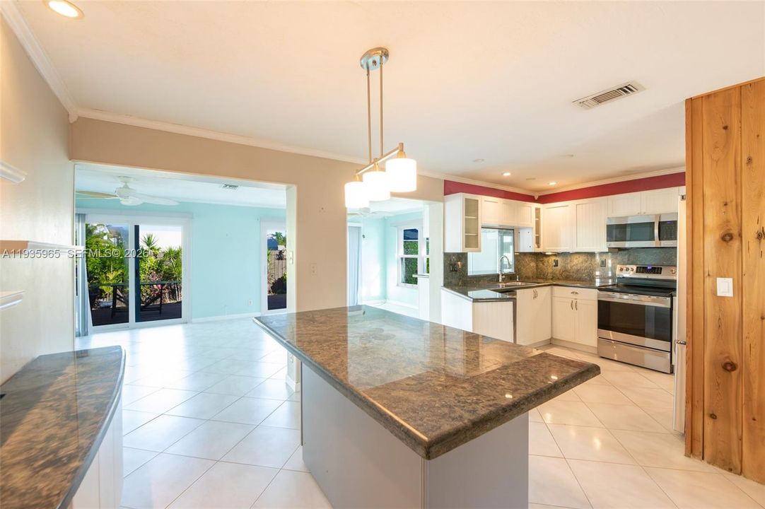 На продажу: $995,000 (3 спален, 2 ванн, 1561 Квадратных фут)