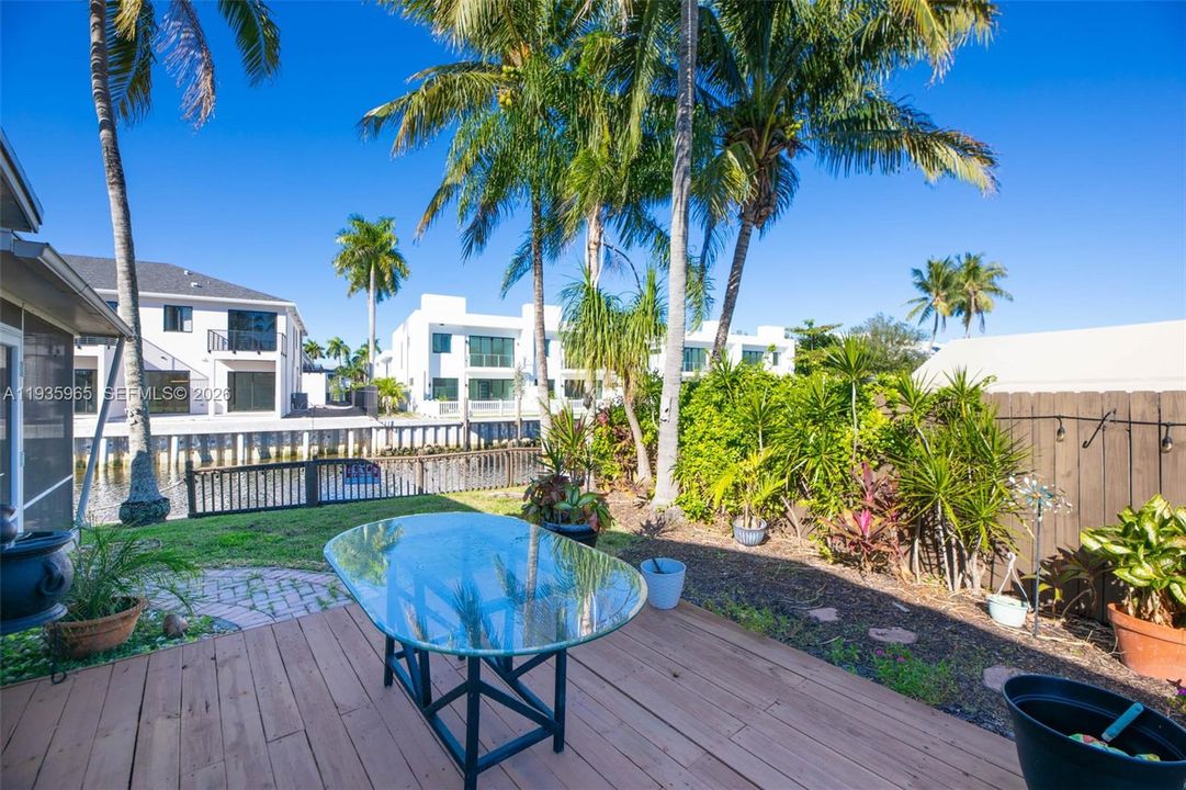 На продажу: $995,000 (3 спален, 2 ванн, 1561 Квадратных фут)