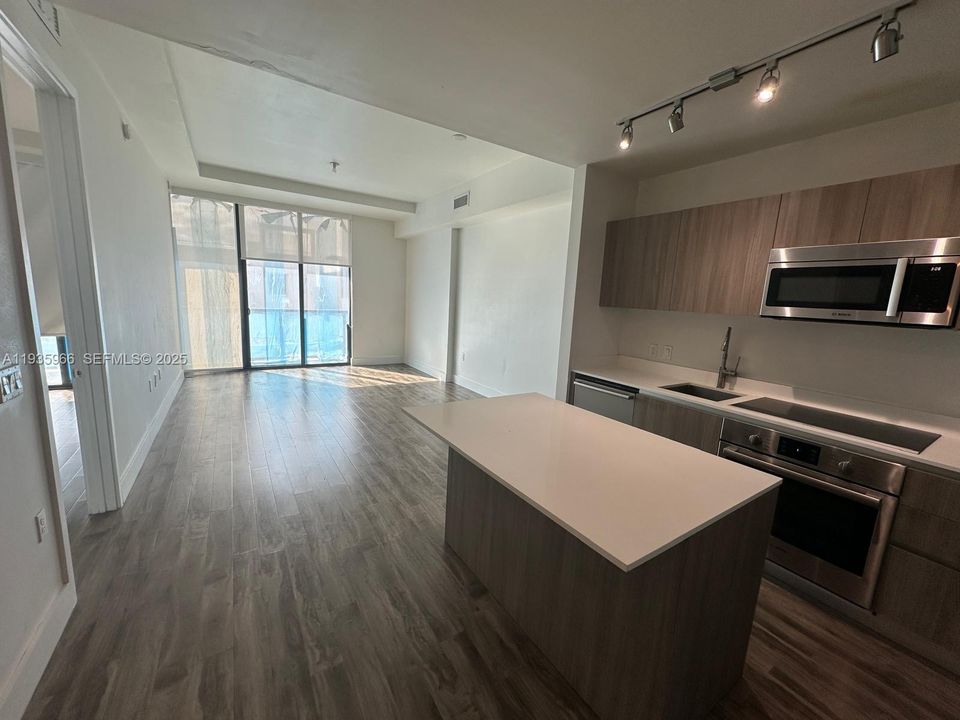 For Rent: $2,675 (1 beds, 1 baths, 714 Square Feet)