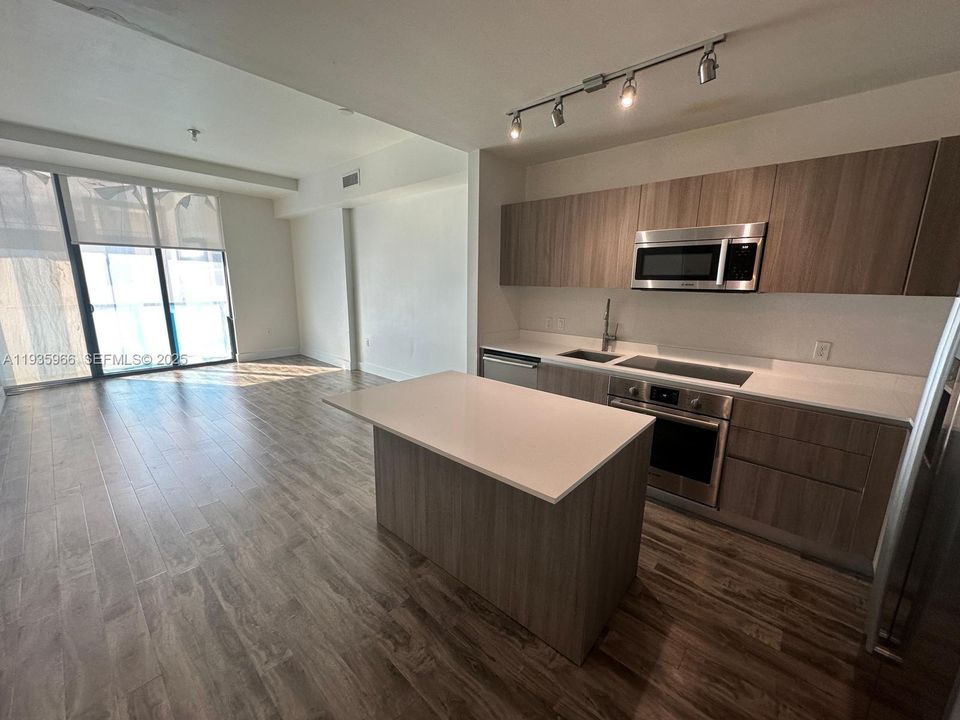 For Rent: $2,675 (1 beds, 1 baths, 714 Square Feet)