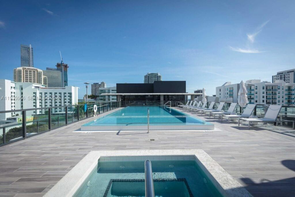 For Rent: $2,675 (1 beds, 1 baths, 714 Square Feet)