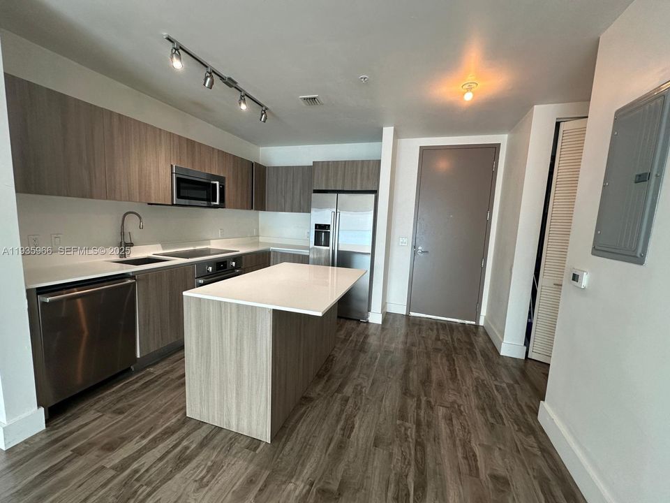 For Rent: $2,675 (1 beds, 1 baths, 714 Square Feet)