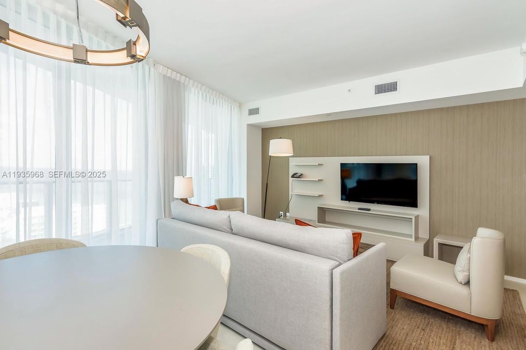 待售: $588,000 (1 贝兹, 1 浴室, 869 平方英尺)