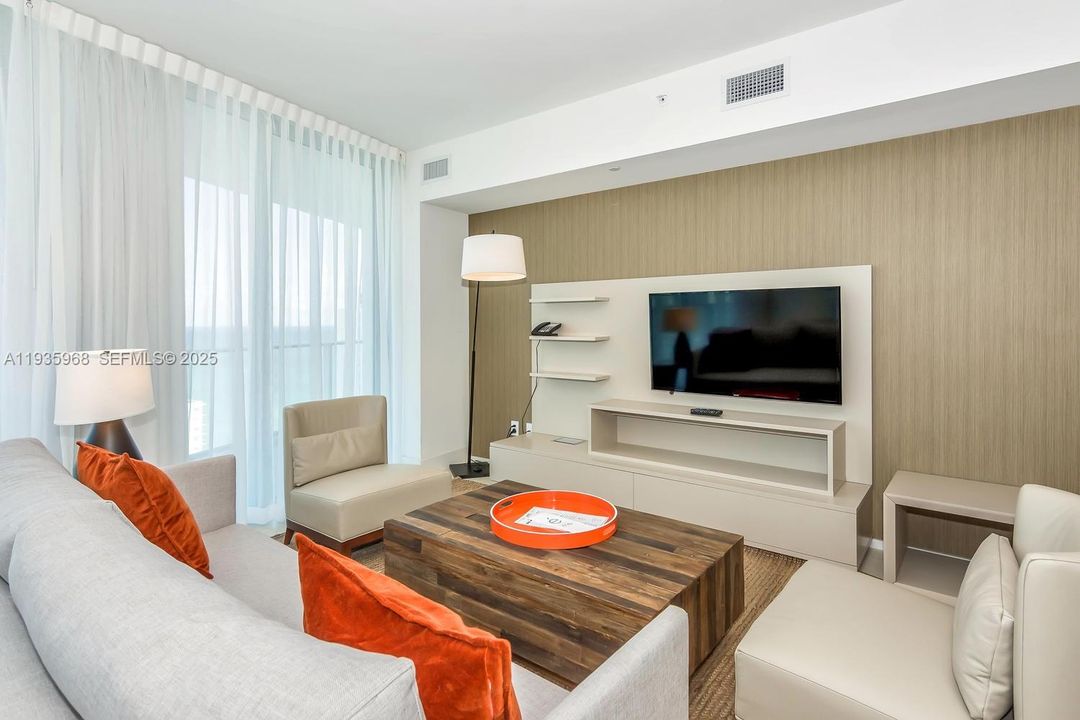 待售: $588,000 (1 贝兹, 1 浴室, 869 平方英尺)