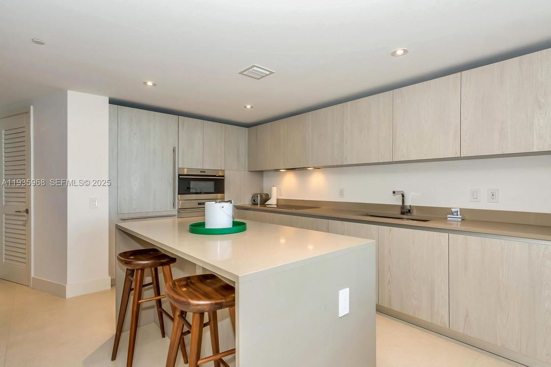 待售: $588,000 (1 贝兹, 1 浴室, 869 平方英尺)