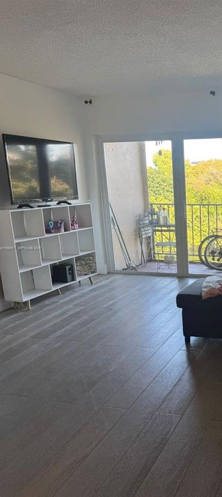 For Rent: $2,700 (2 beds, 2 baths, 1110 Square Feet)