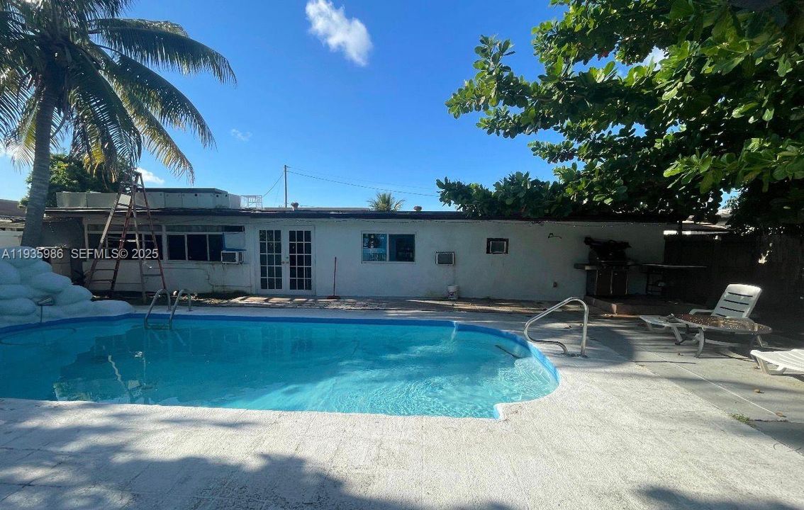 合同活跃: $668,000 (5 贝兹, 5 浴室, 2314 平方英尺)