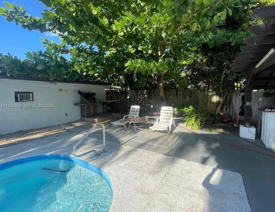 合同活跃: $668,000 (5 贝兹, 5 浴室, 2314 平方英尺)