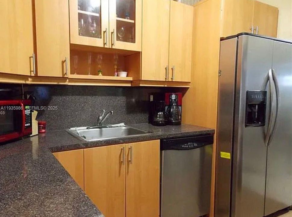 合同活跃: $668,000 (5 贝兹, 5 浴室, 2314 平方英尺)