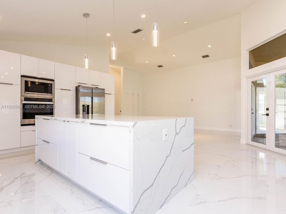 出租: $5,500 (4 贝兹, 2 浴室, 2322 平方英尺)