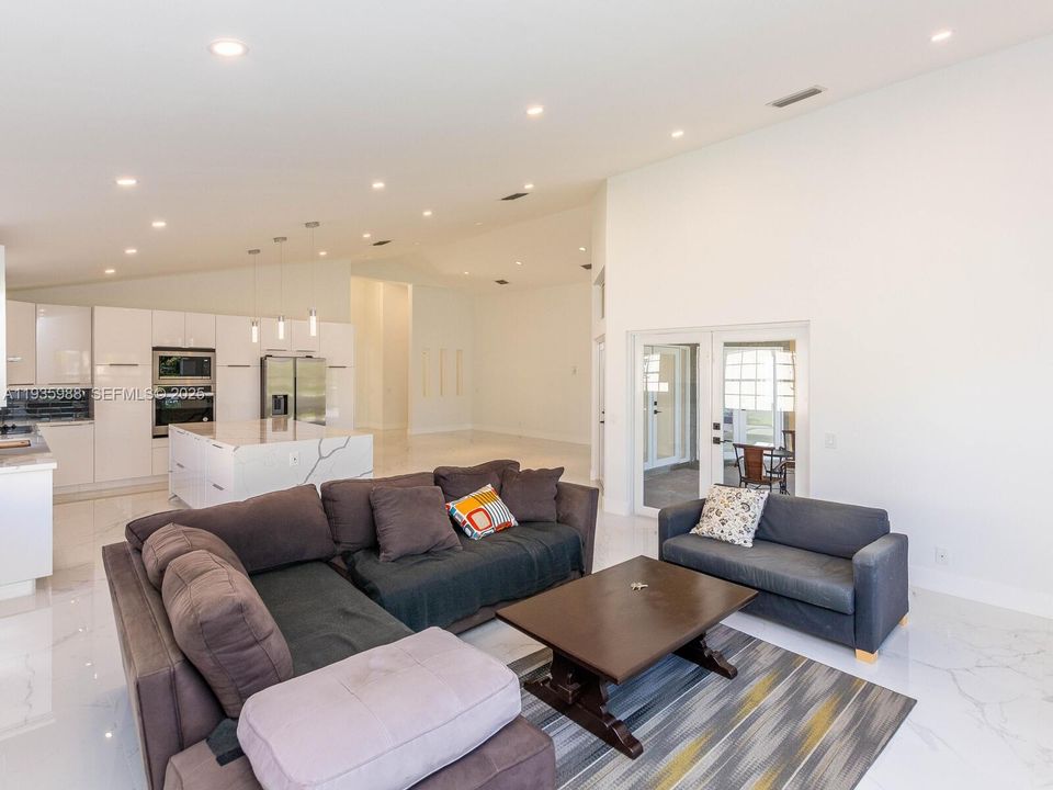 出租: $5,500 (4 贝兹, 2 浴室, 2322 平方英尺)