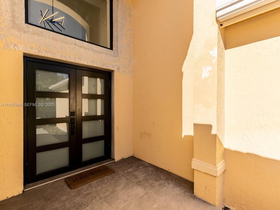 出租: $5,500 (4 贝兹, 2 浴室, 2322 平方英尺)