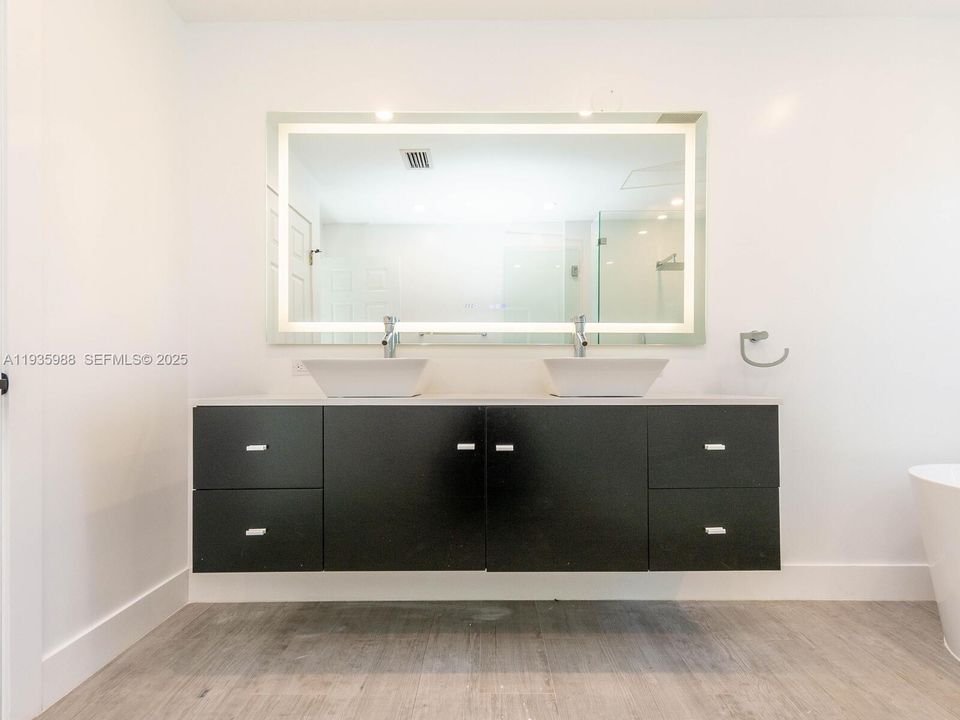 出租: $5,500 (4 贝兹, 2 浴室, 2322 平方英尺)