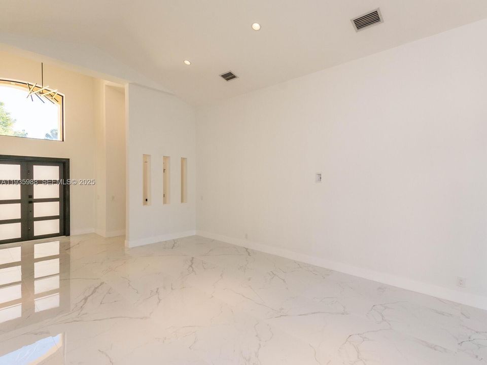 出租: $5,500 (4 贝兹, 2 浴室, 2322 平方英尺)