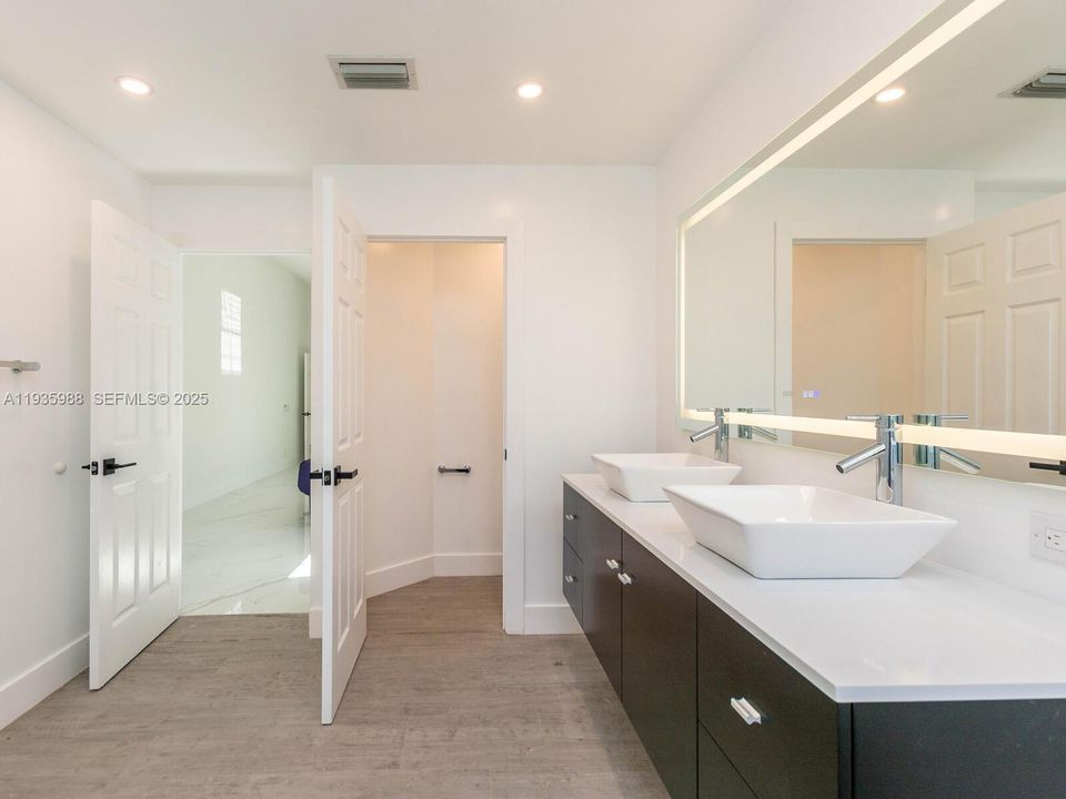 出租: $5,500 (4 贝兹, 2 浴室, 2322 平方英尺)