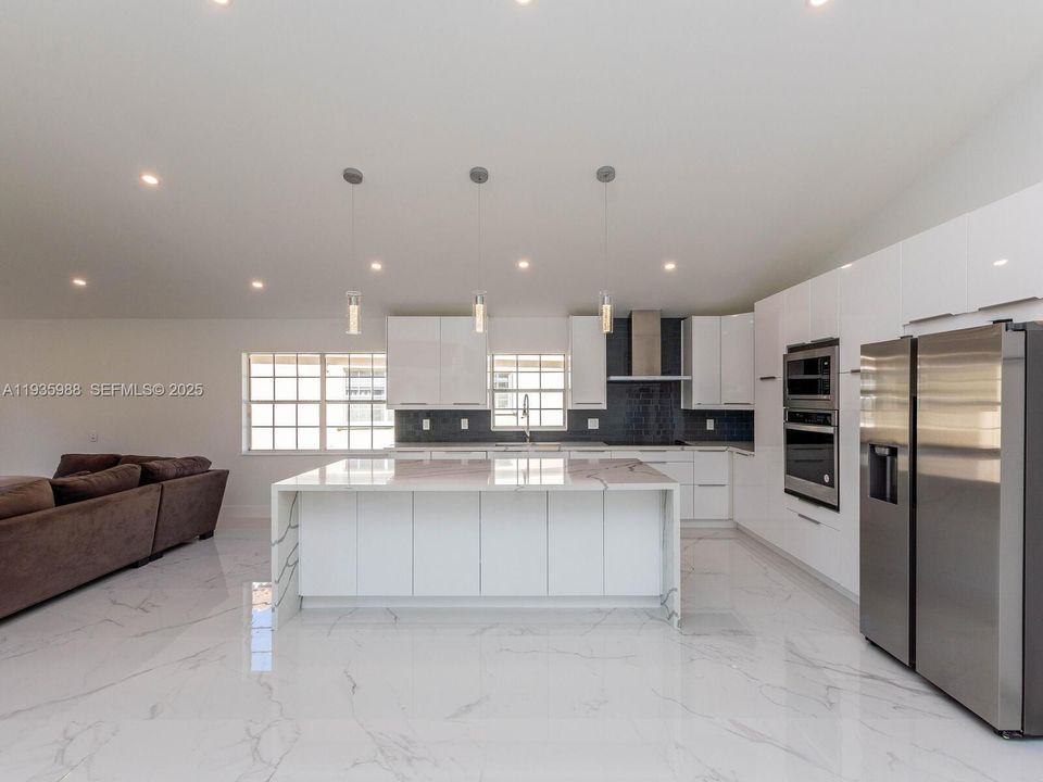 出租: $5,500 (4 贝兹, 2 浴室, 2322 平方英尺)