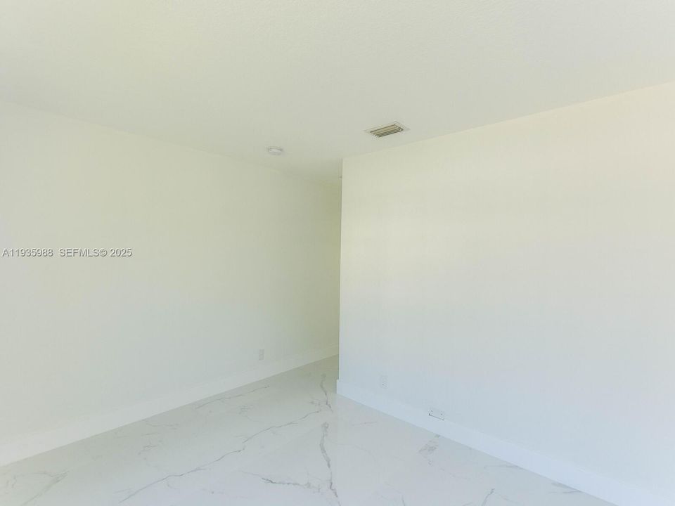 出租: $5,500 (4 贝兹, 2 浴室, 2322 平方英尺)