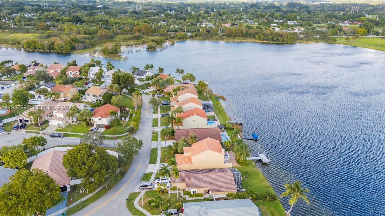 На продажу: $725,000 (4 спален, 2 ванн, 1902 Квадратных фут)