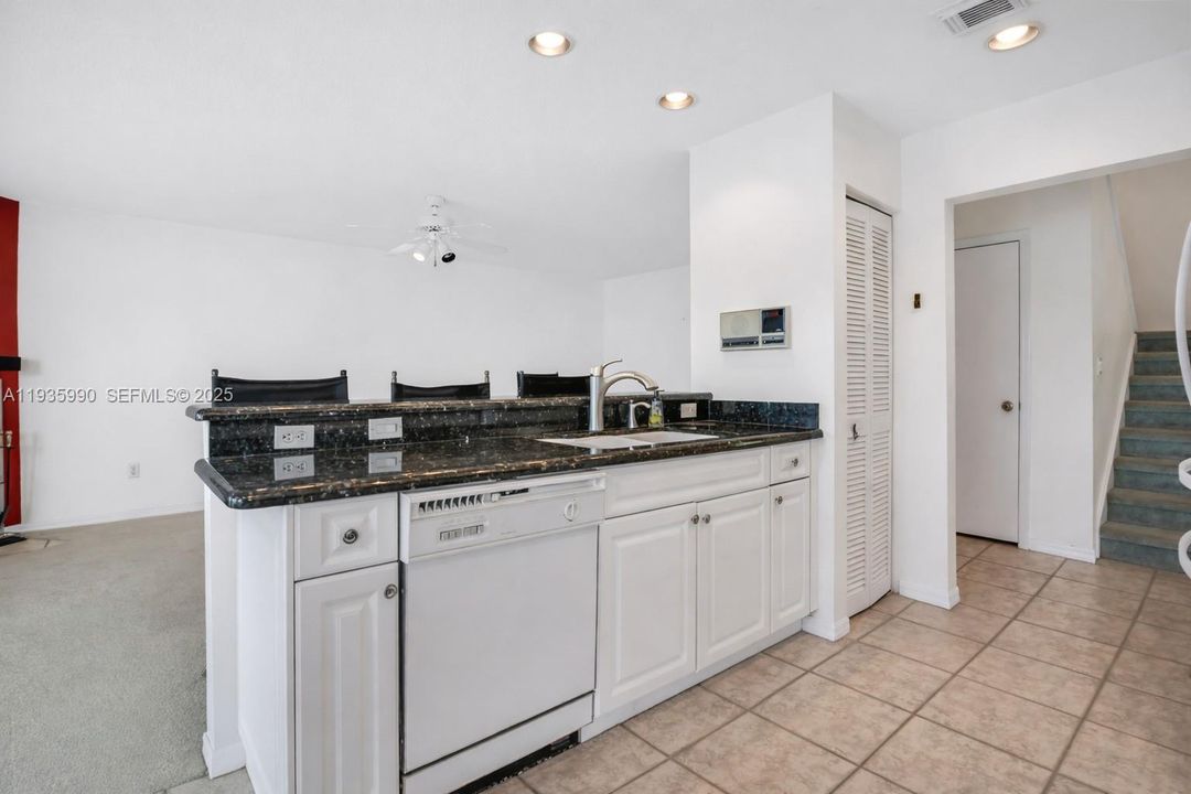 На продажу: $725,000 (4 спален, 2 ванн, 1902 Квадратных фут)