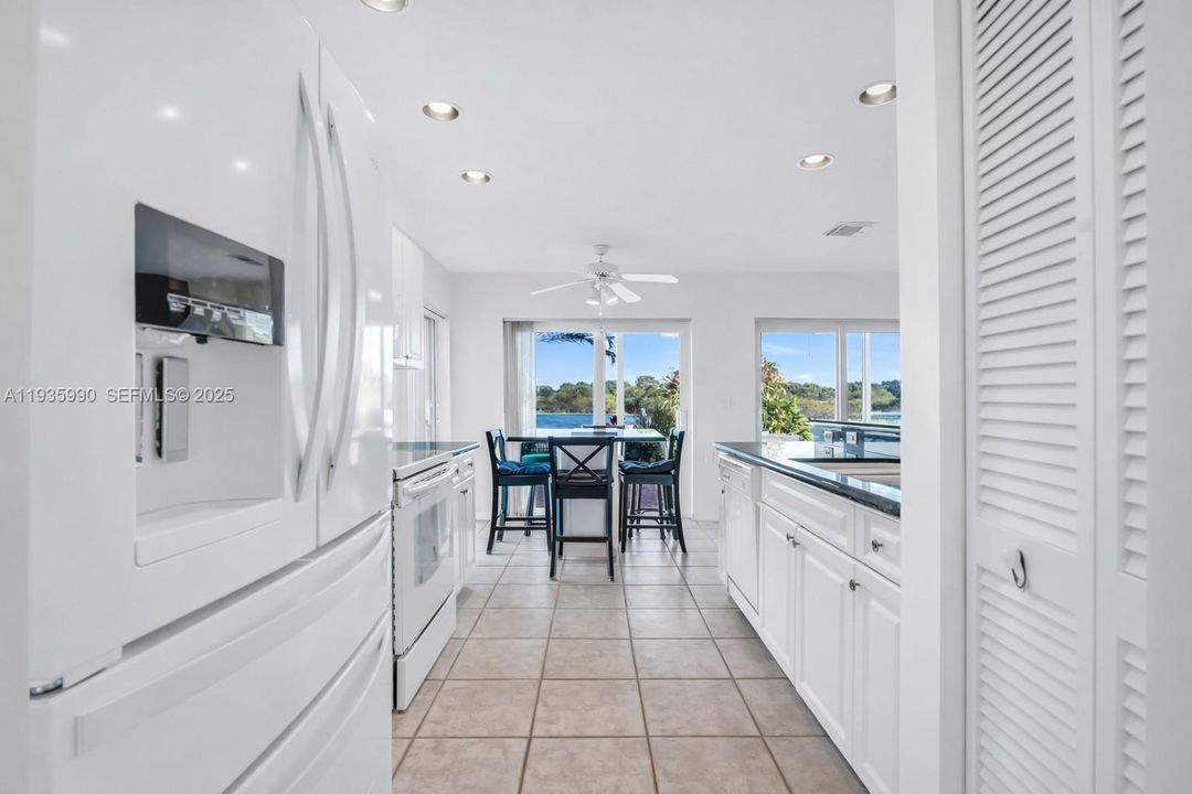 На продажу: $725,000 (4 спален, 2 ванн, 1902 Квадратных фут)