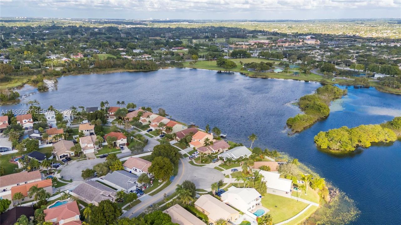 На продажу: $725,000 (4 спален, 2 ванн, 1902 Квадратных фут)