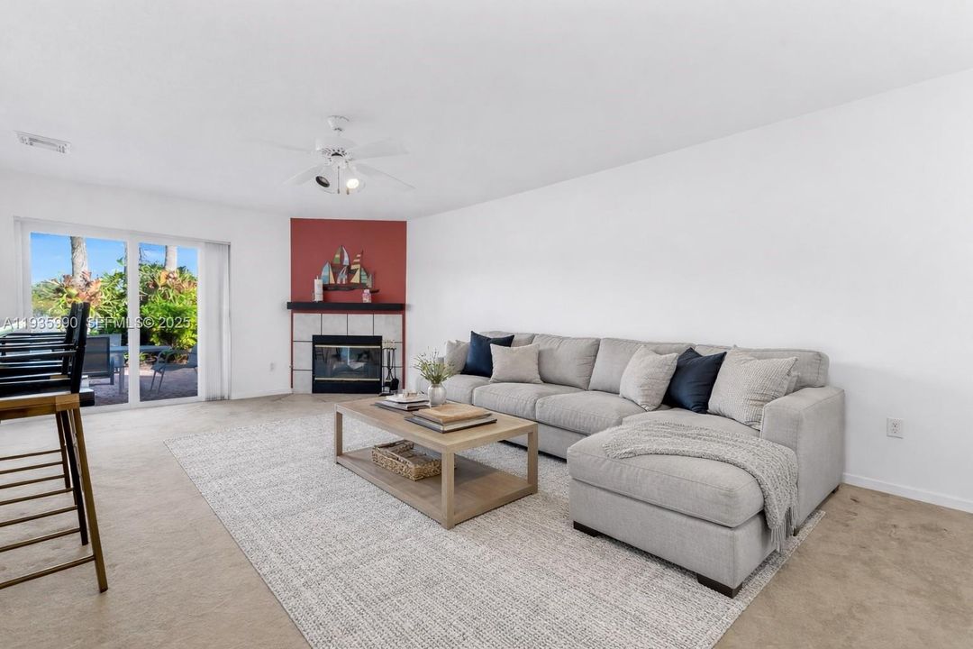 На продажу: $725,000 (4 спален, 2 ванн, 1902 Квадратных фут)