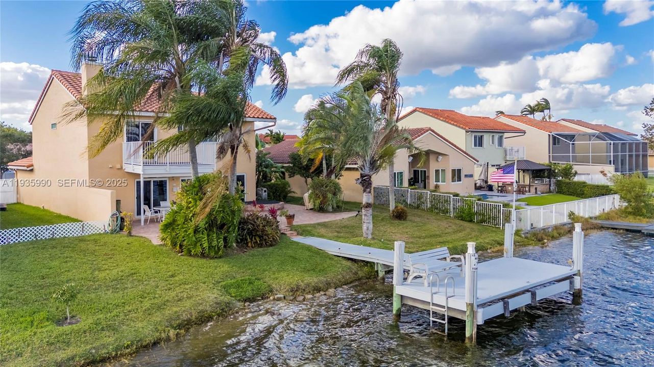 На продажу: $725,000 (4 спален, 2 ванн, 1902 Квадратных фут)