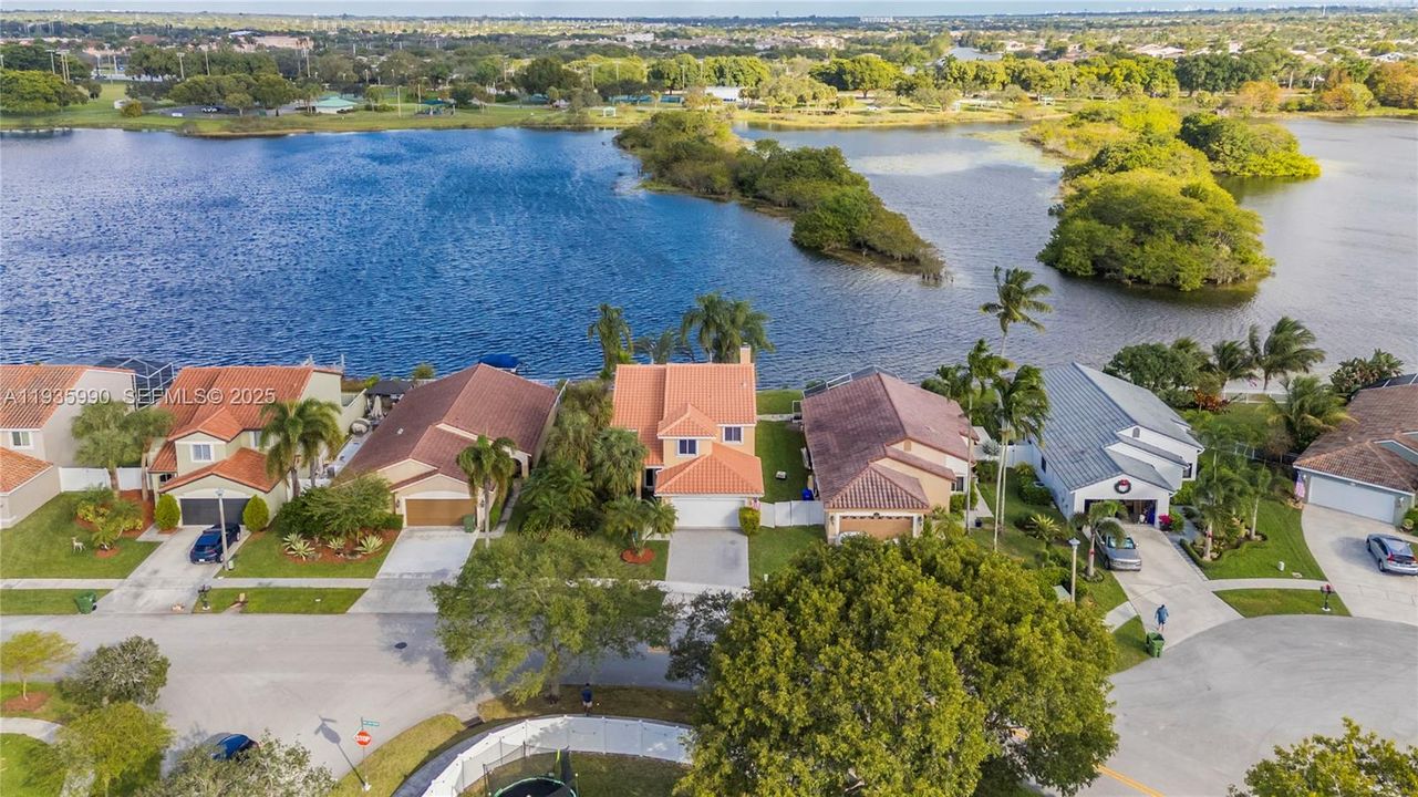 На продажу: $725,000 (4 спален, 2 ванн, 1902 Квадратных фут)