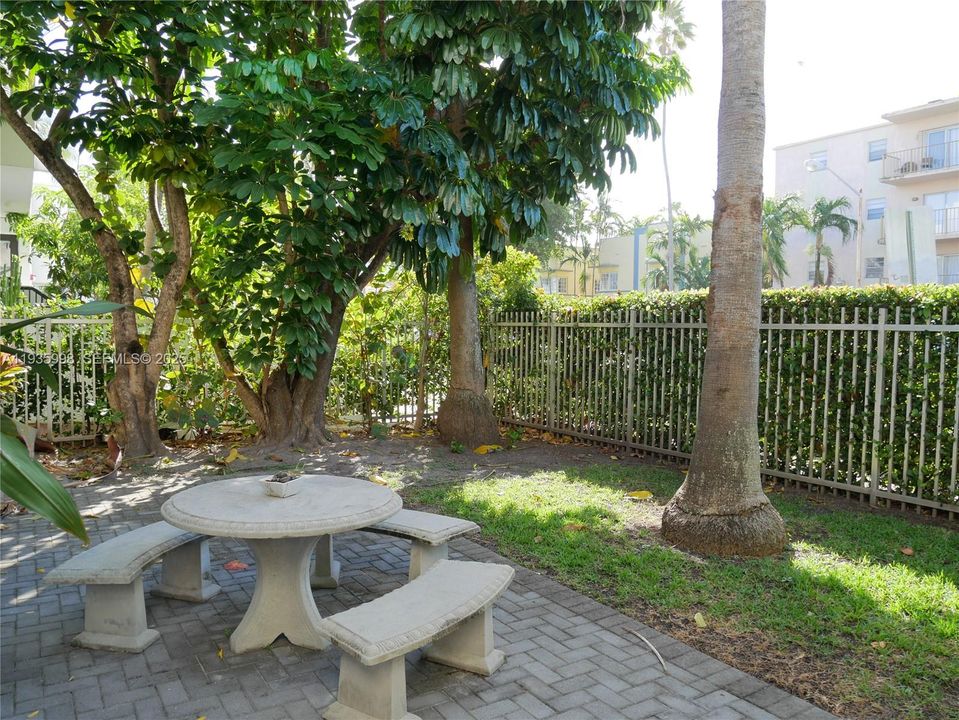 For Rent: $2,000 (1 beds, 1 baths, 527 Square Feet)