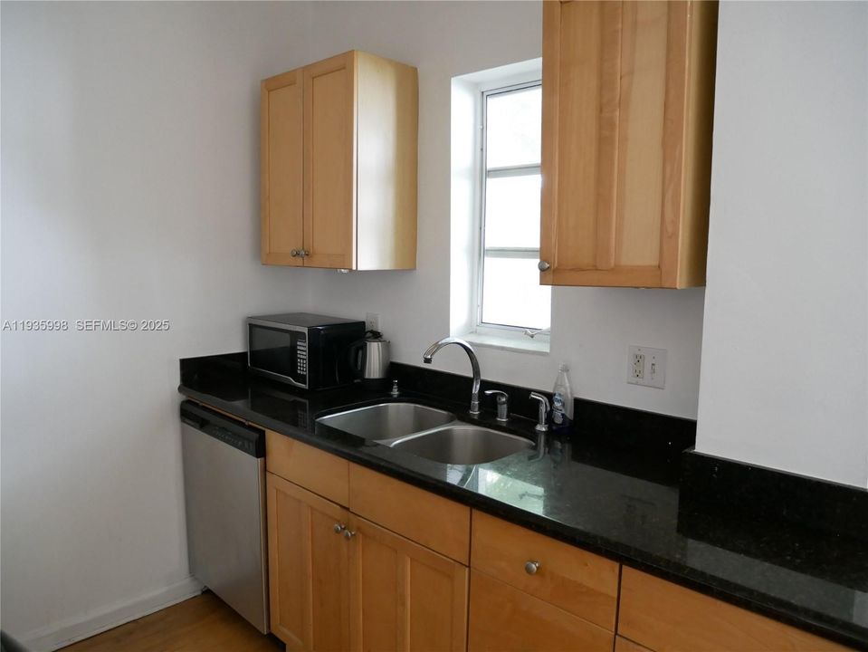 For Rent: $2,000 (1 beds, 1 baths, 527 Square Feet)