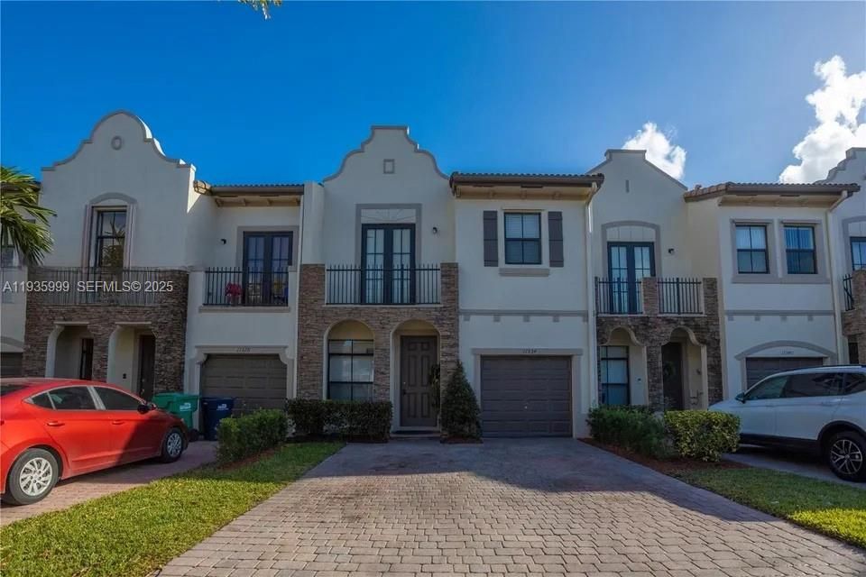 В аренду: $3,200 (4 спален, 3 ванн, 1736 Квадратных фут)