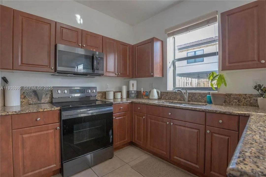 В аренду: $3,200 (4 спален, 3 ванн, 1736 Квадратных фут)