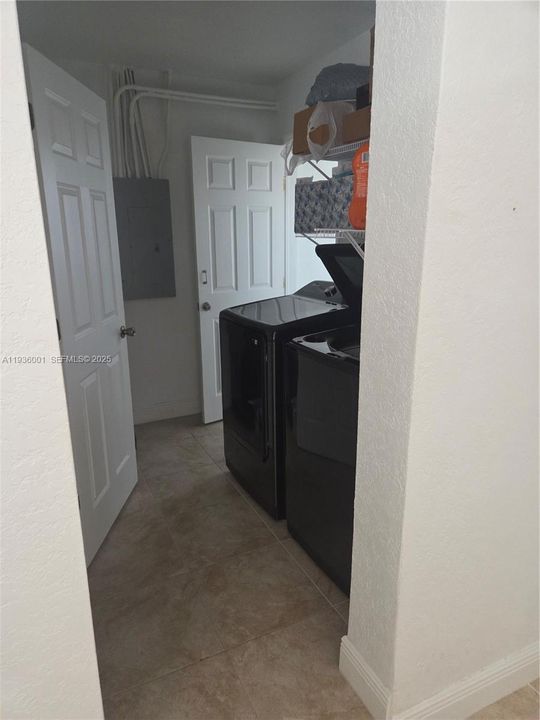 出租: $3,325 (4 贝兹, 2 浴室, 1164 平方英尺)