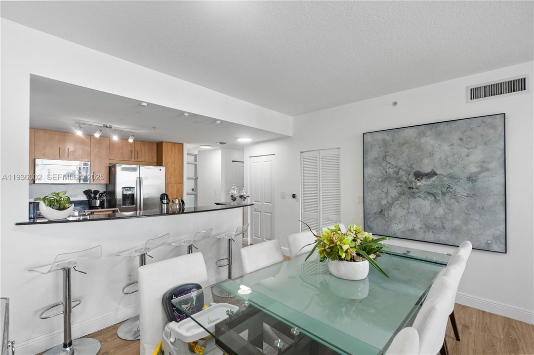 待售: $750,000 (3 贝兹, 2 浴室, 1336 平方英尺)