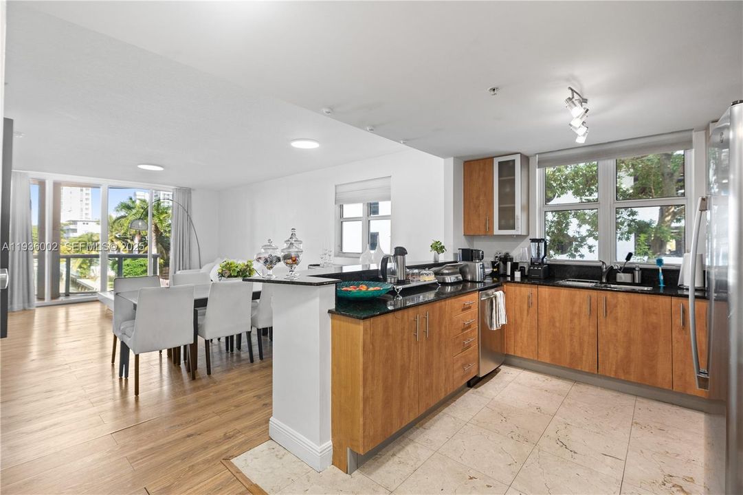 待售: $750,000 (3 贝兹, 2 浴室, 1336 平方英尺)